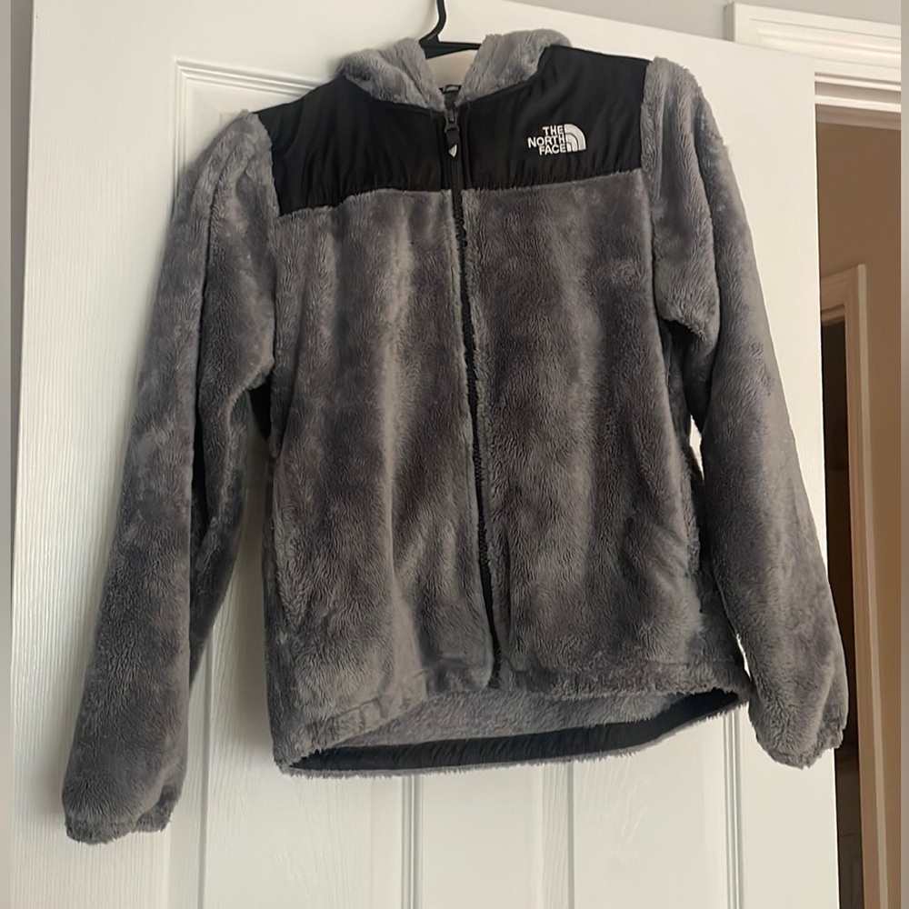 Girls NorthFace fleece with zipper, pockets and hood!